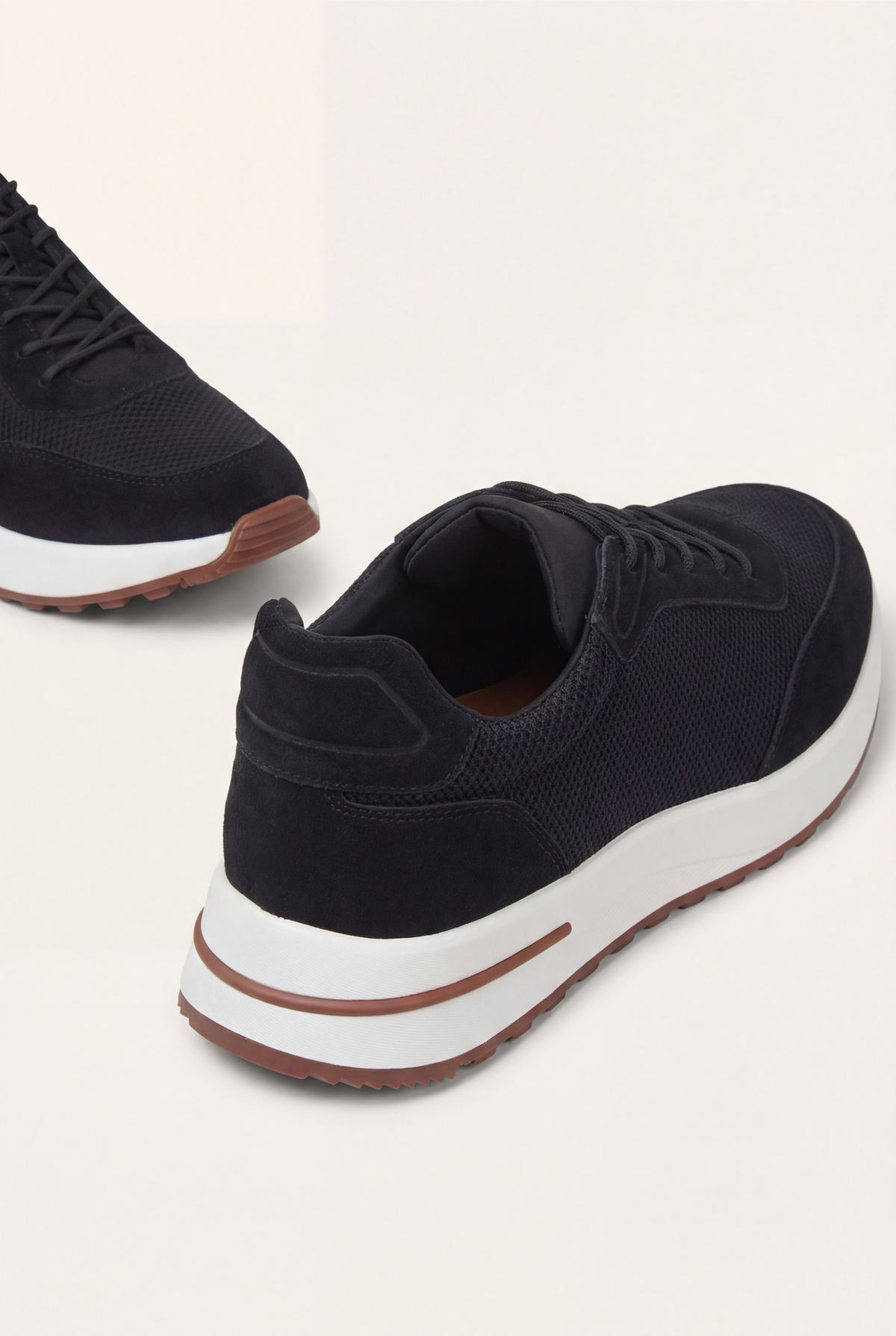 Stresa Sneaker Nero de Menielle, vista tres cuartos