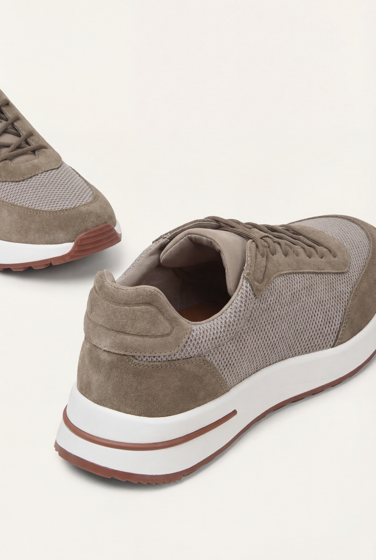 Stresa Sneaker Taupe de Menielle, vista tres cuartos