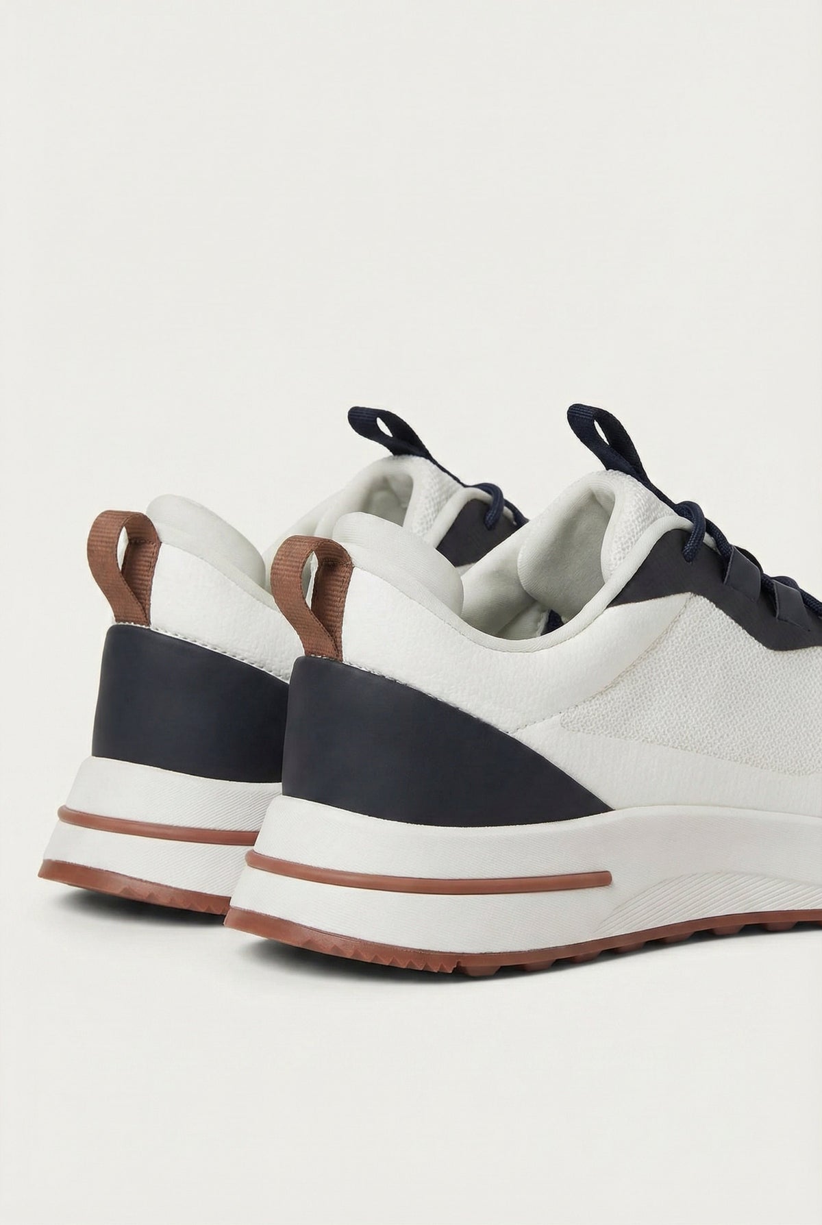 Taormina Sneaker Blanc Navy de Menielle, puesto por el modelo 1