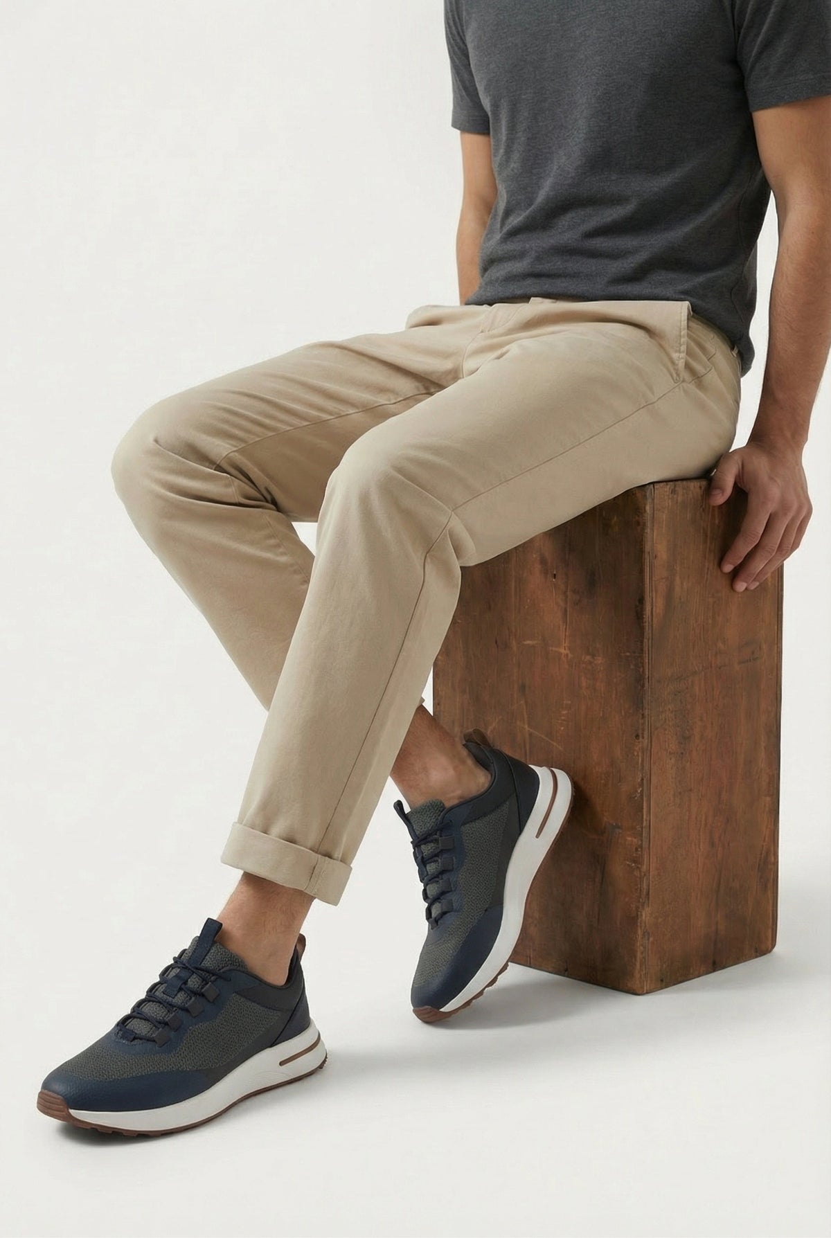 Taormina Sneaker Navy Gris de Menielle, puesto por el modelo 2
