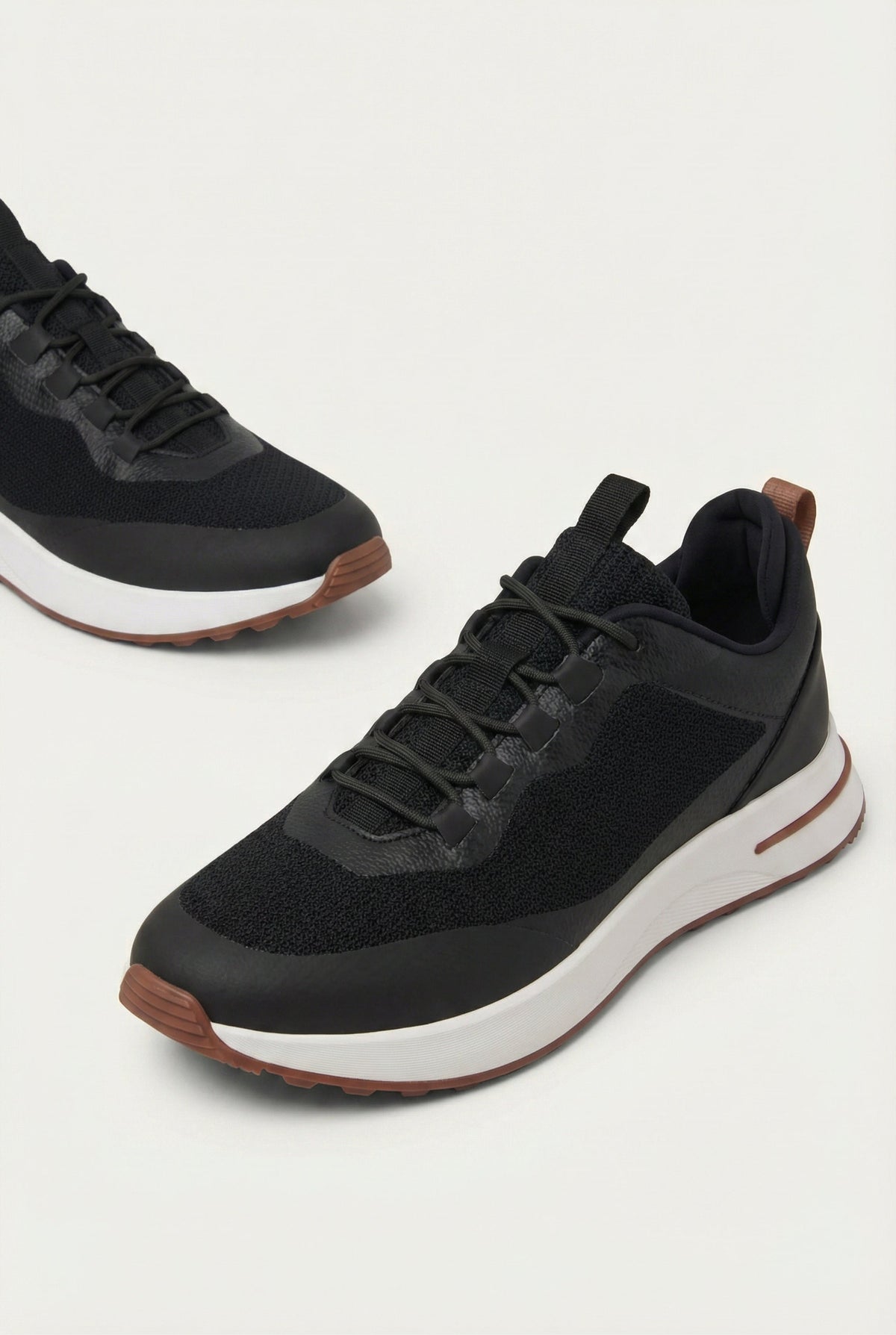 Taormina Sneaker Nero de Menielle, trasera tres cuartos