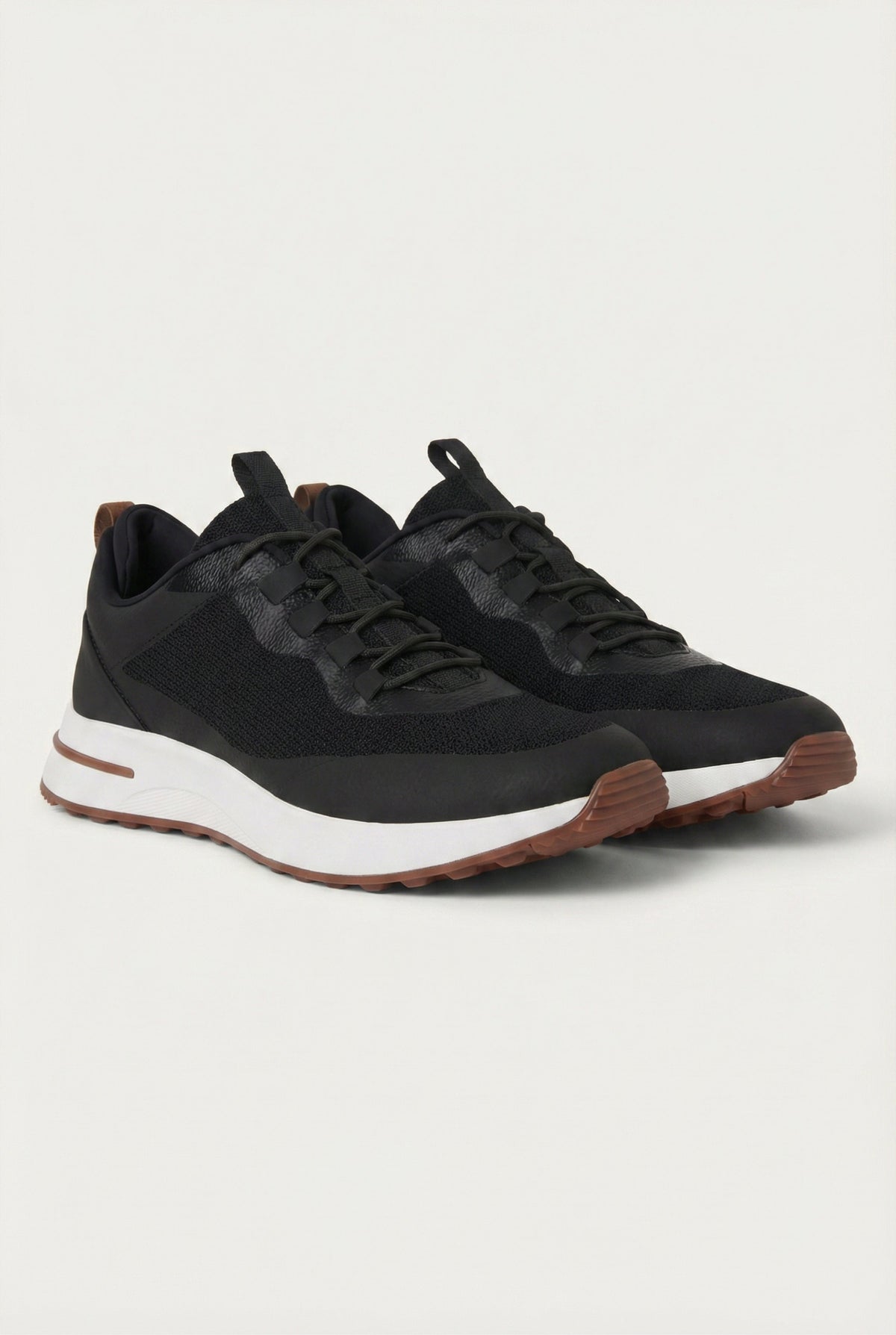 Taormina Sneaker Nero de Menielle, tres cuartos par completo