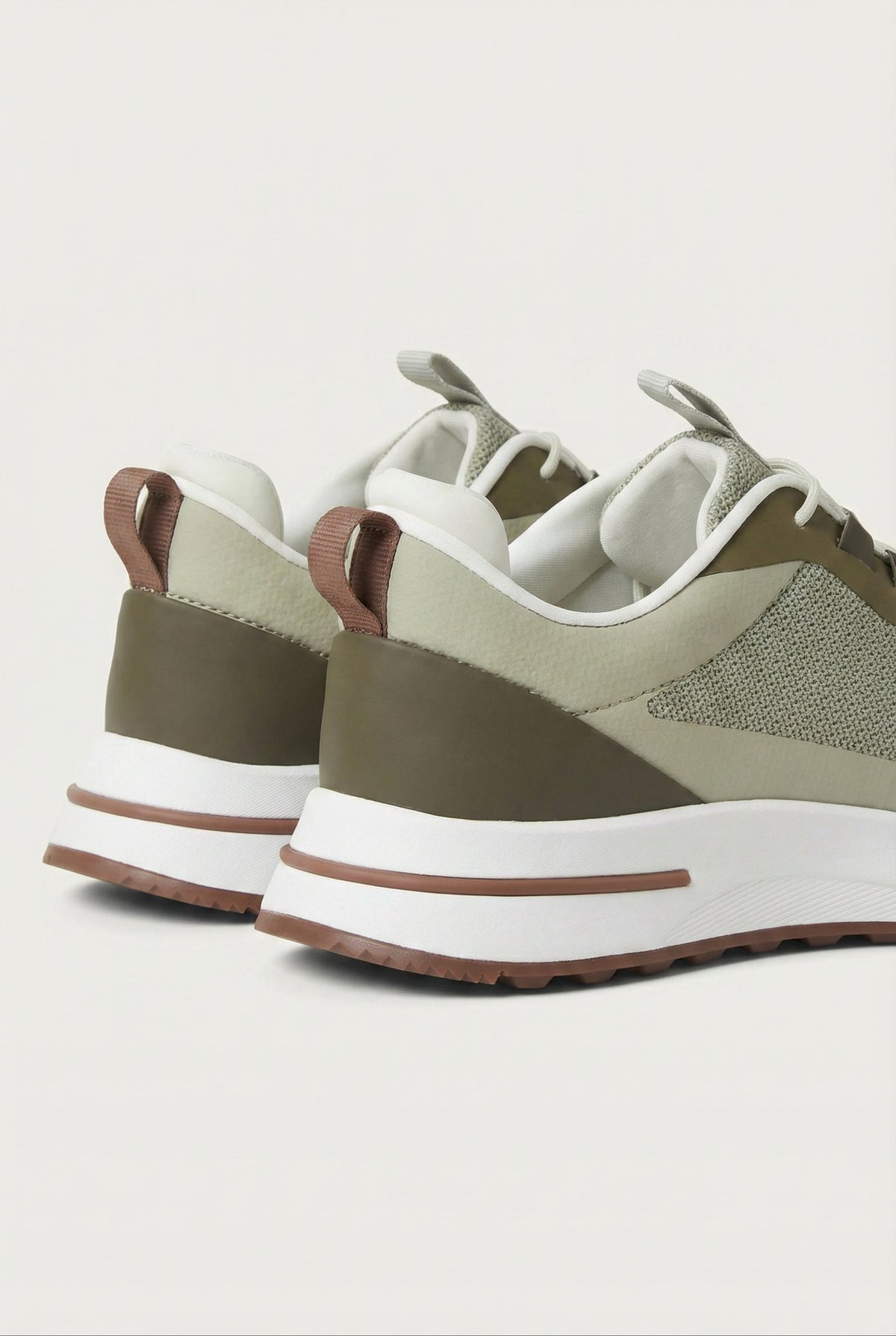 Taormina Sneaker Oliva de Menielle, puesto por el modelo 1