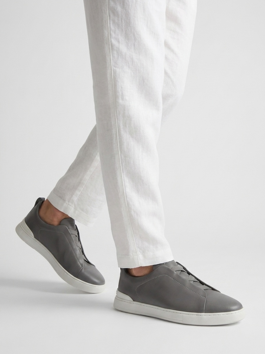 Vittorio Sneakers Gris Piel de Menielle, vista puesto caminando