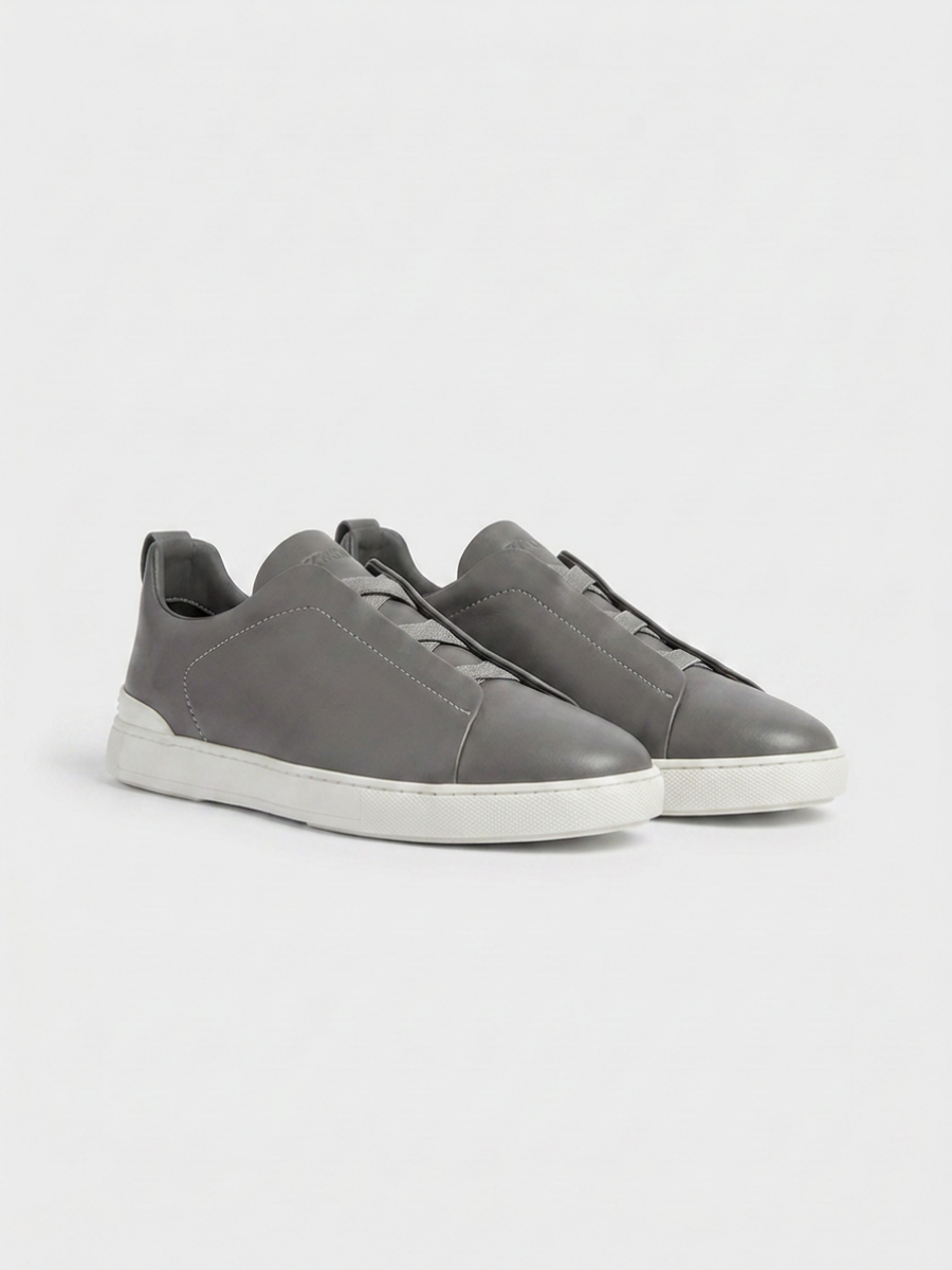 Vittorio Sneakers Gris Piel de Menielle, vista tres cuartos bajo