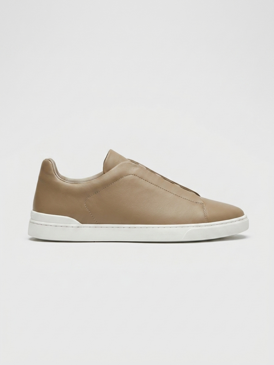 Vittorio Sneakers Kaki de Menielle, vista puesto caminando