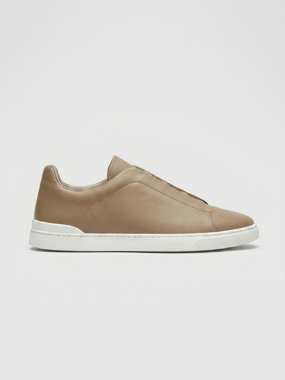 Vittorio Sneakers Kaki de Menielle, vista puesto caminando